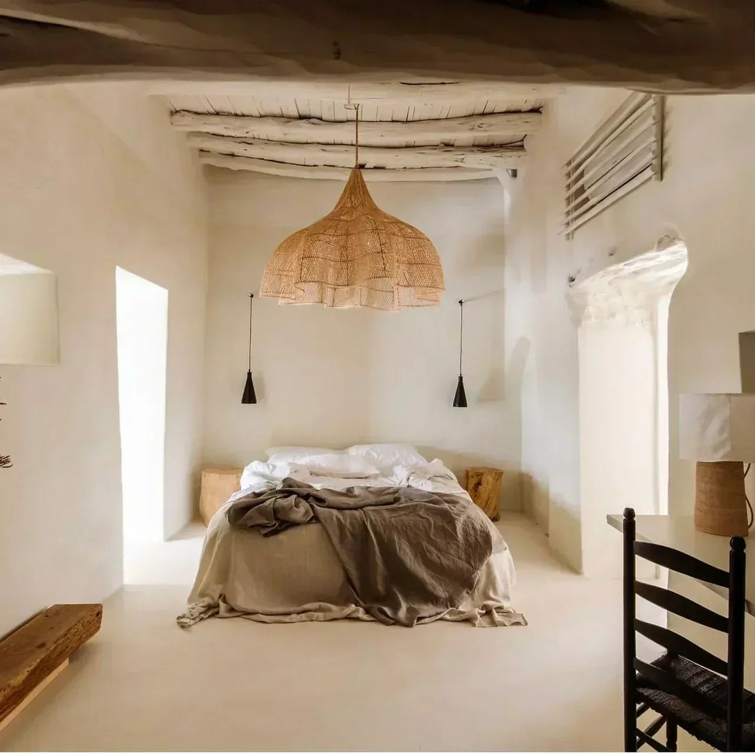 Chambre avec poutres avec une suspension en rotin