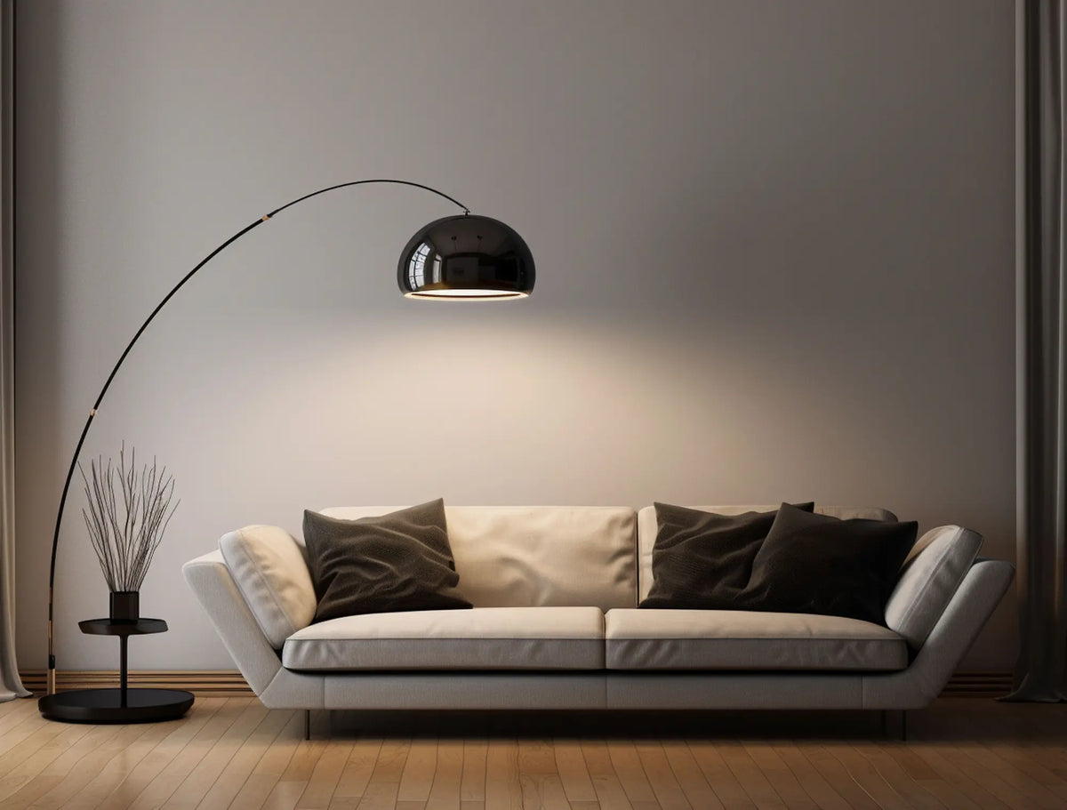 Lampadaire arc noir dans un salon