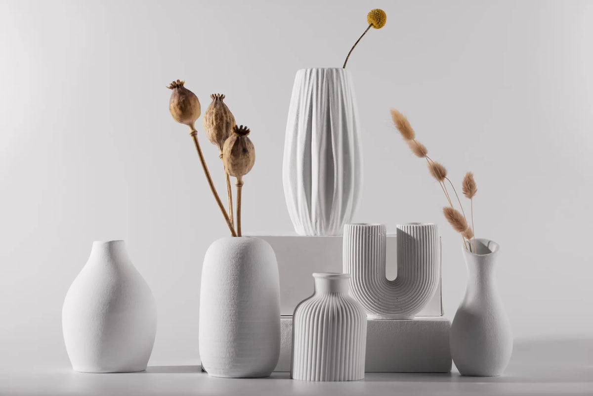Vases en céramiques blancs