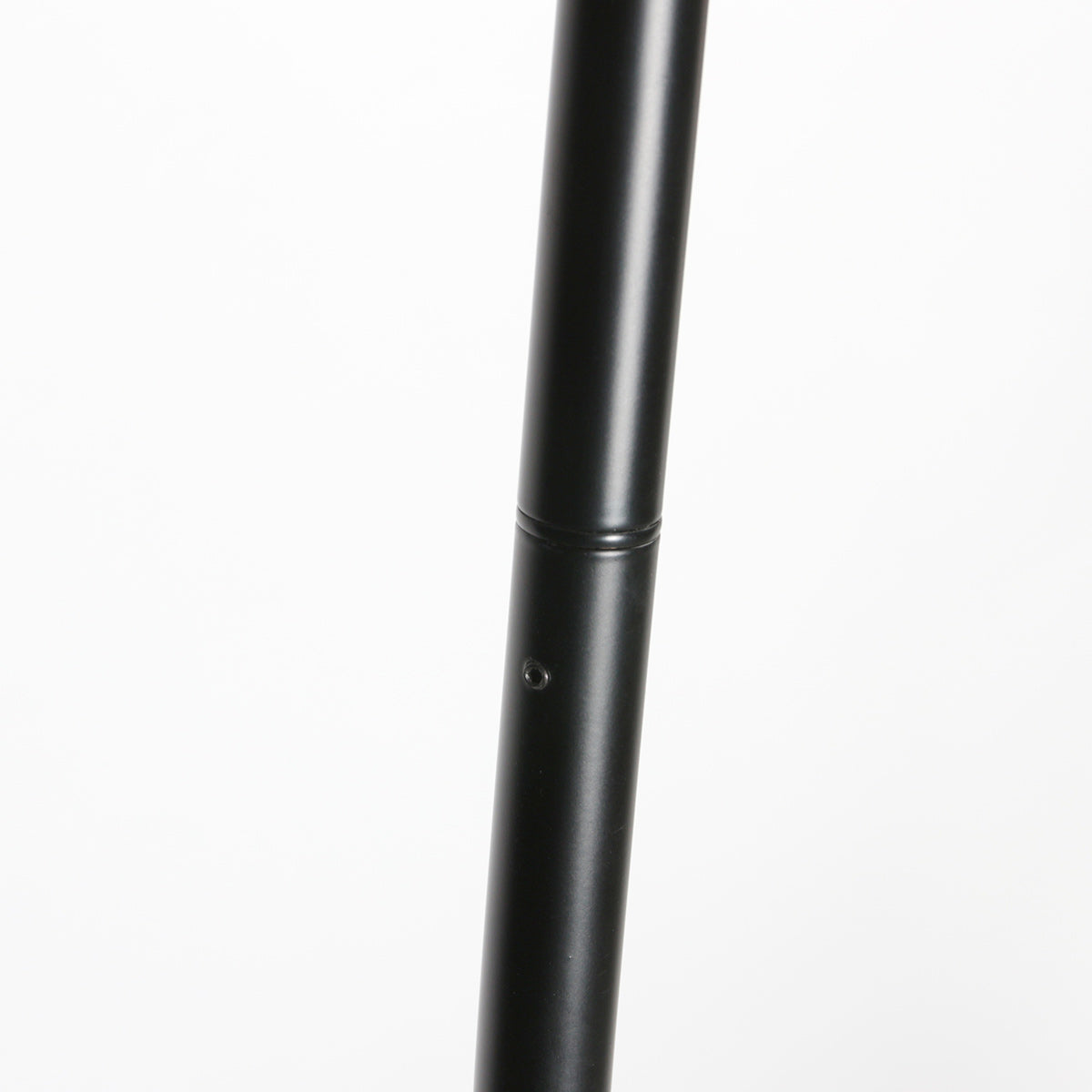 Lampadaire en métal noir avec abat-jour en rotin tressé naturel – H190 cm