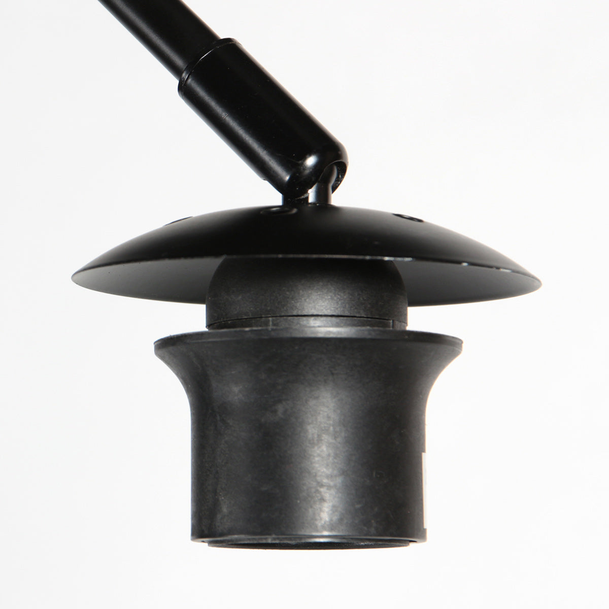 Lampe sur pied noire avec abat-jour en bambou tressé et bras arqué – H193 cm