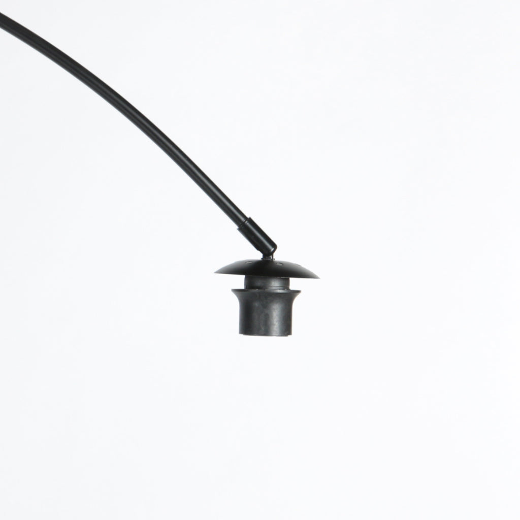 Lampe sur pied noire avec abat-jour en bambou tressé et bras arqué – H193 cm