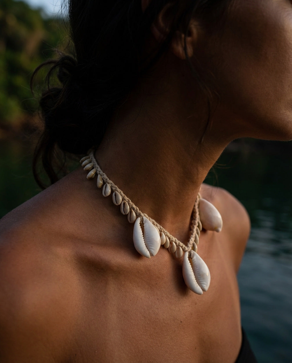 Deko-Kette aus weißen Kaurimuscheln an geflochtener Kordel zum Aufhängen