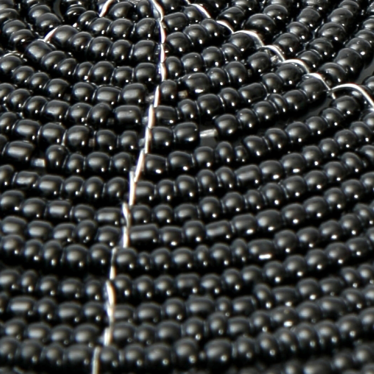 Dessous de verre rond en perles noires motif spirale