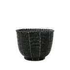 Panier rond en perles tressées noires rayé blanc pour rangement déco