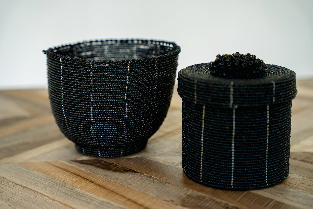 Panier rond en perles tressées noires rayé blanc pour rangement déco
