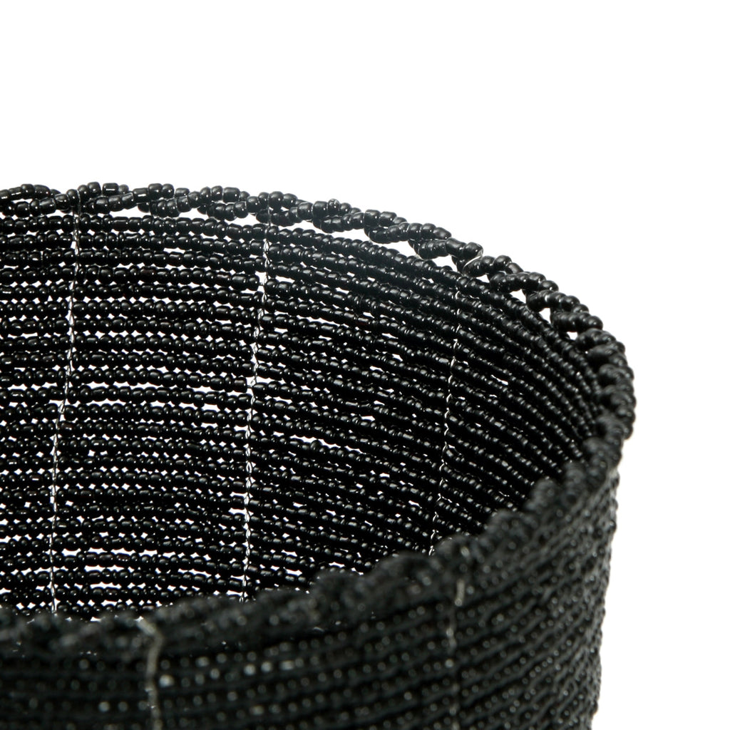 Panier rond en perles tressées noires rayé blanc pour rangement déco