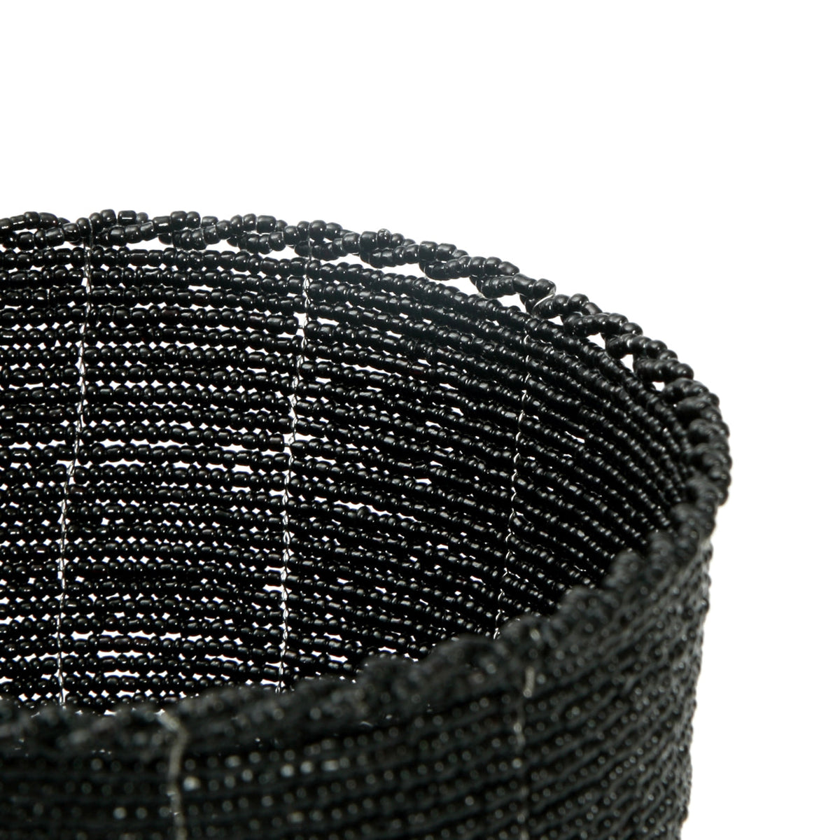 Panier rond en perles tressées noires rayé blanc pour rangement déco