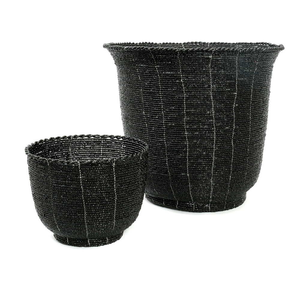 Panier rond en perles tressées noires rayé blanc pour rangement déco
