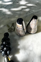 Salière et poivrière coquillage naturel noir – Set de 2