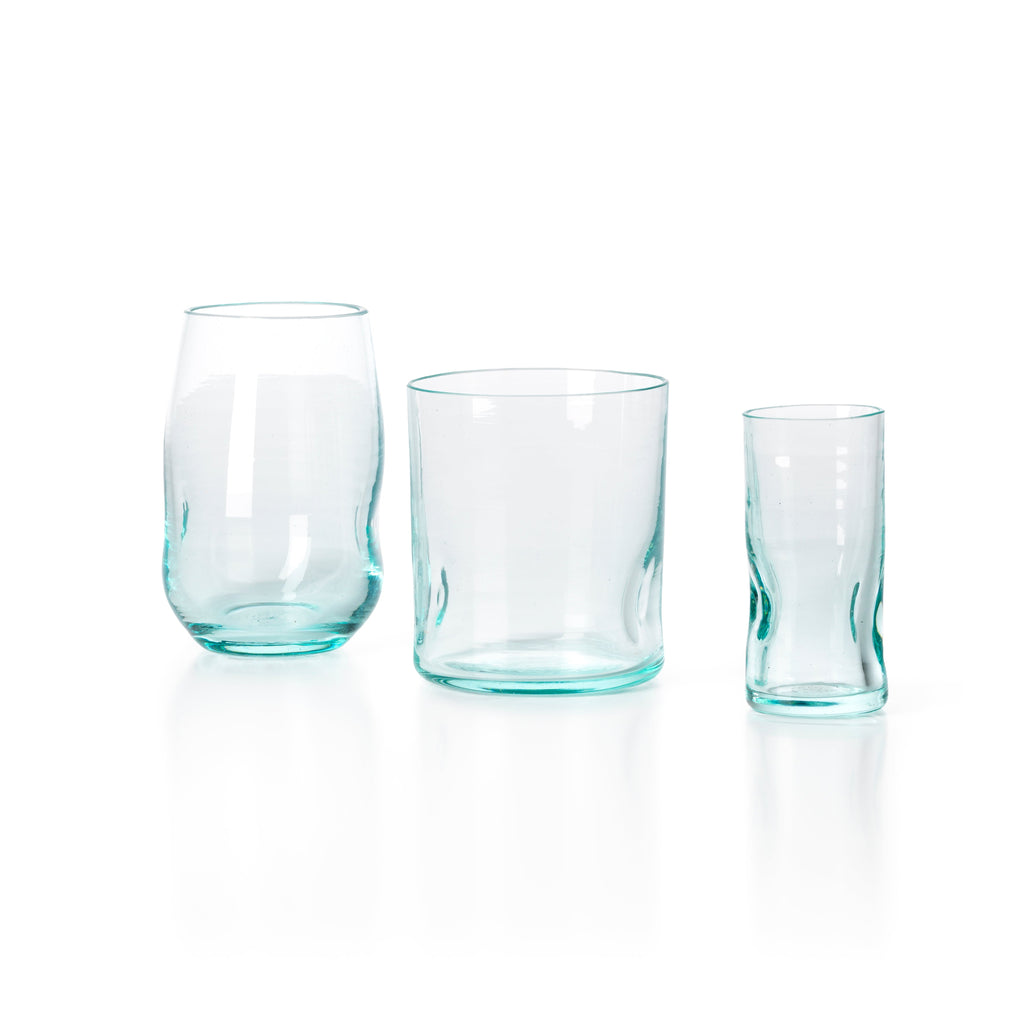 Gobelet en verre recyclé vert d’eau forme organique artisanale