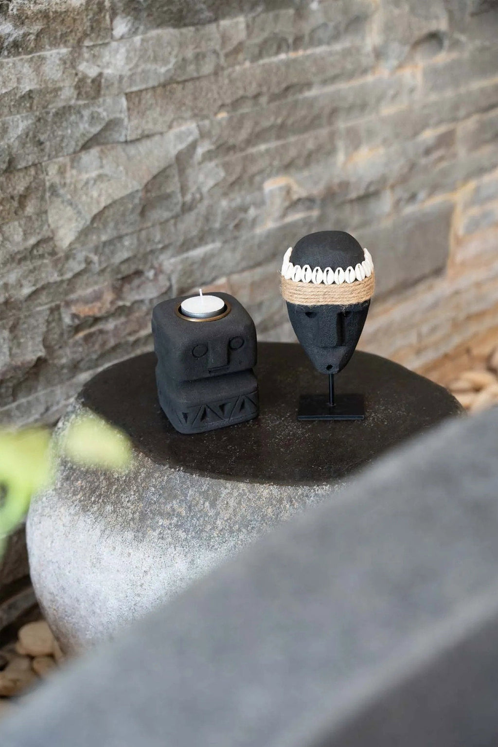 Porte-bougie totem en grès noir sculpté avec motifs géométriques