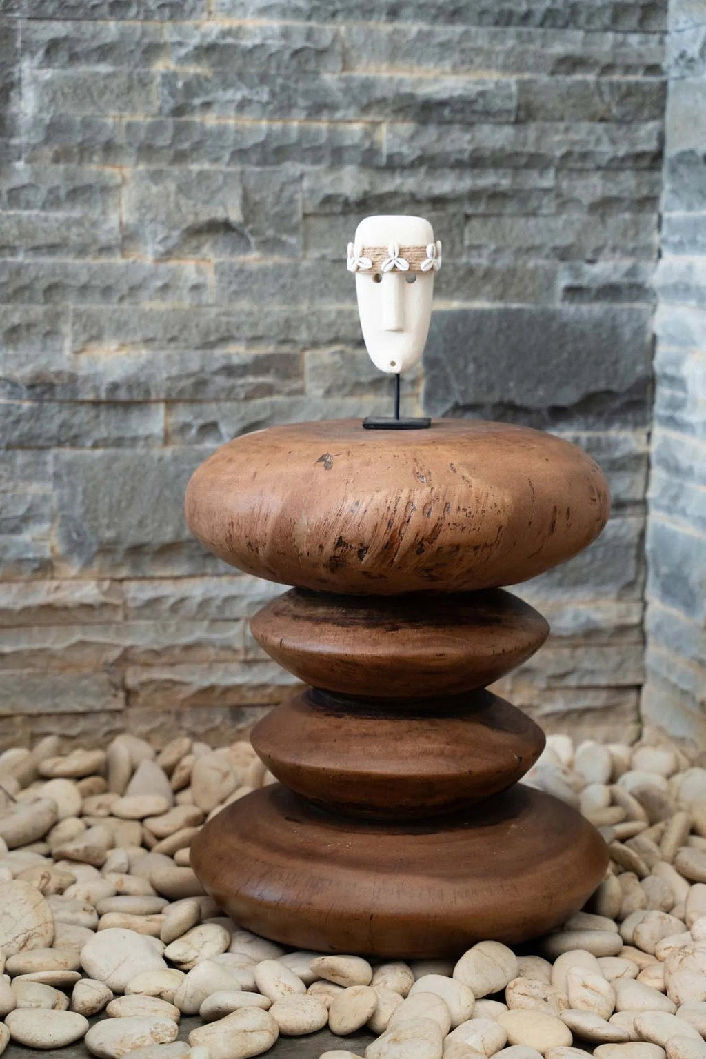 Ovale Statue aus Sandstein mit Muscheln – Natur