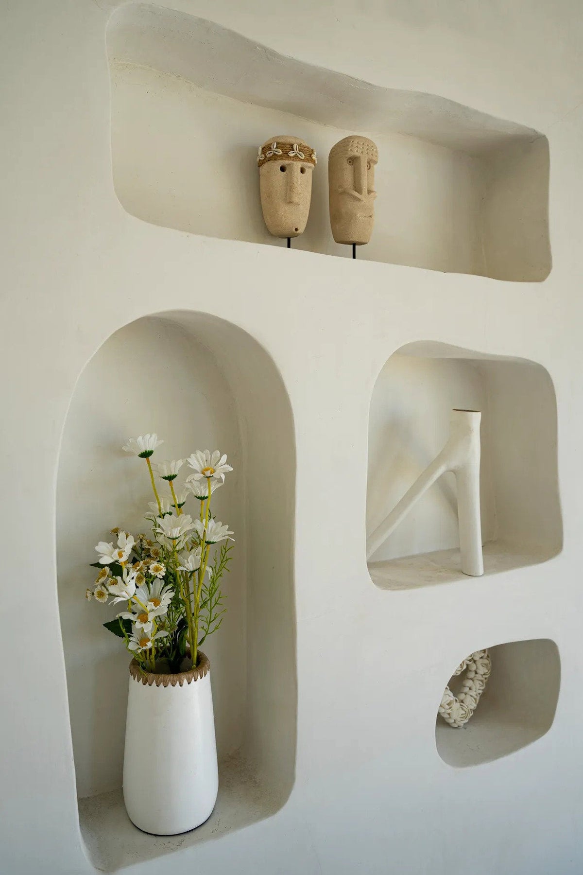 Ovale Statue aus Sandstein mit Muscheln – Natur