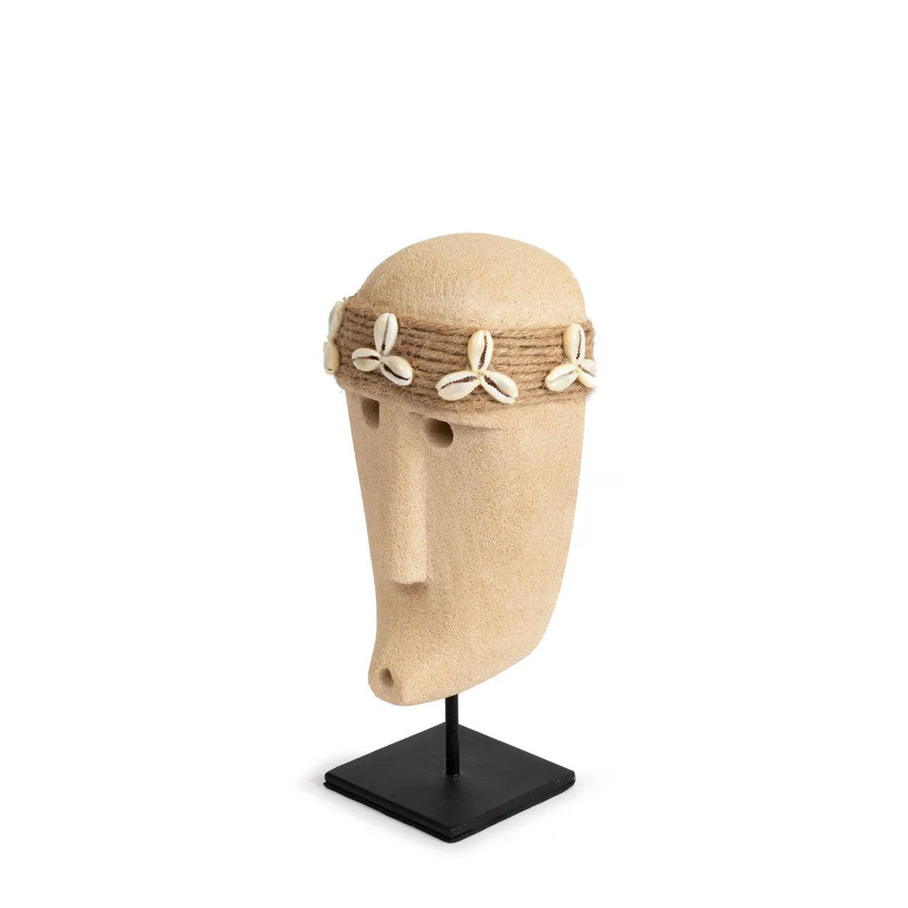 Ovale Statue aus Sandstein mit Muscheln – Natur