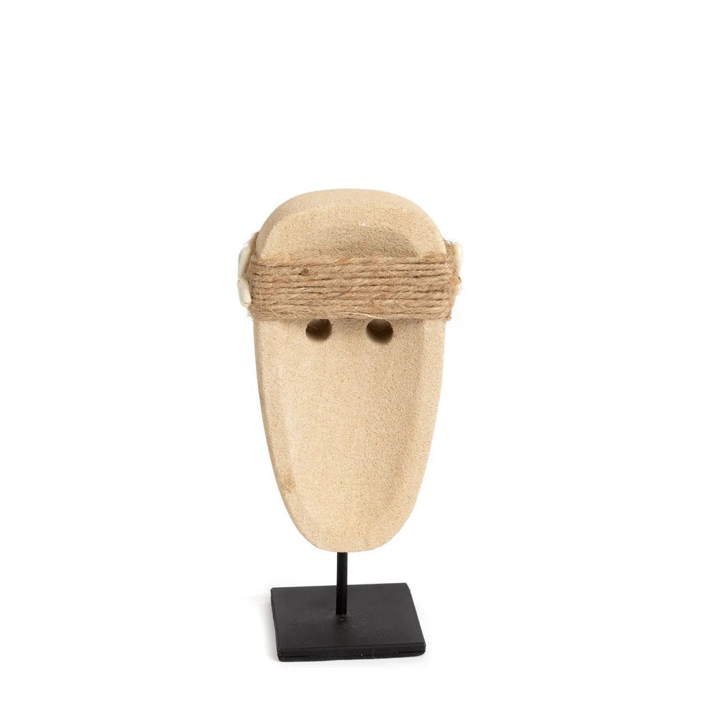 Ovale Statue aus Sandstein mit Muscheln – Natur