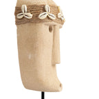 Ovale Statue aus Sandstein mit Muscheln – Natur