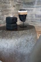 Statue décorative Sumba noire en grès et coquillages – 16 cm