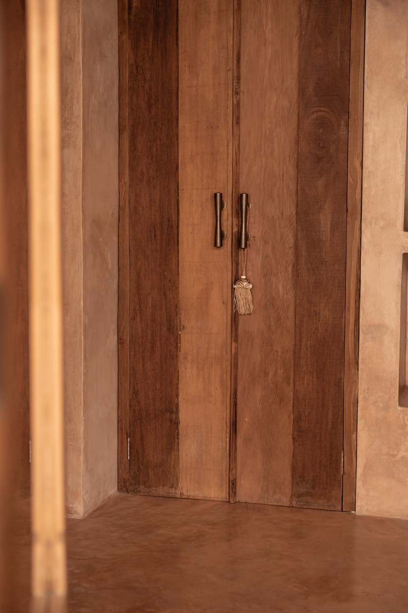 Deko-Quaste aus Raffia Natur mit gesprenkelter Muschel