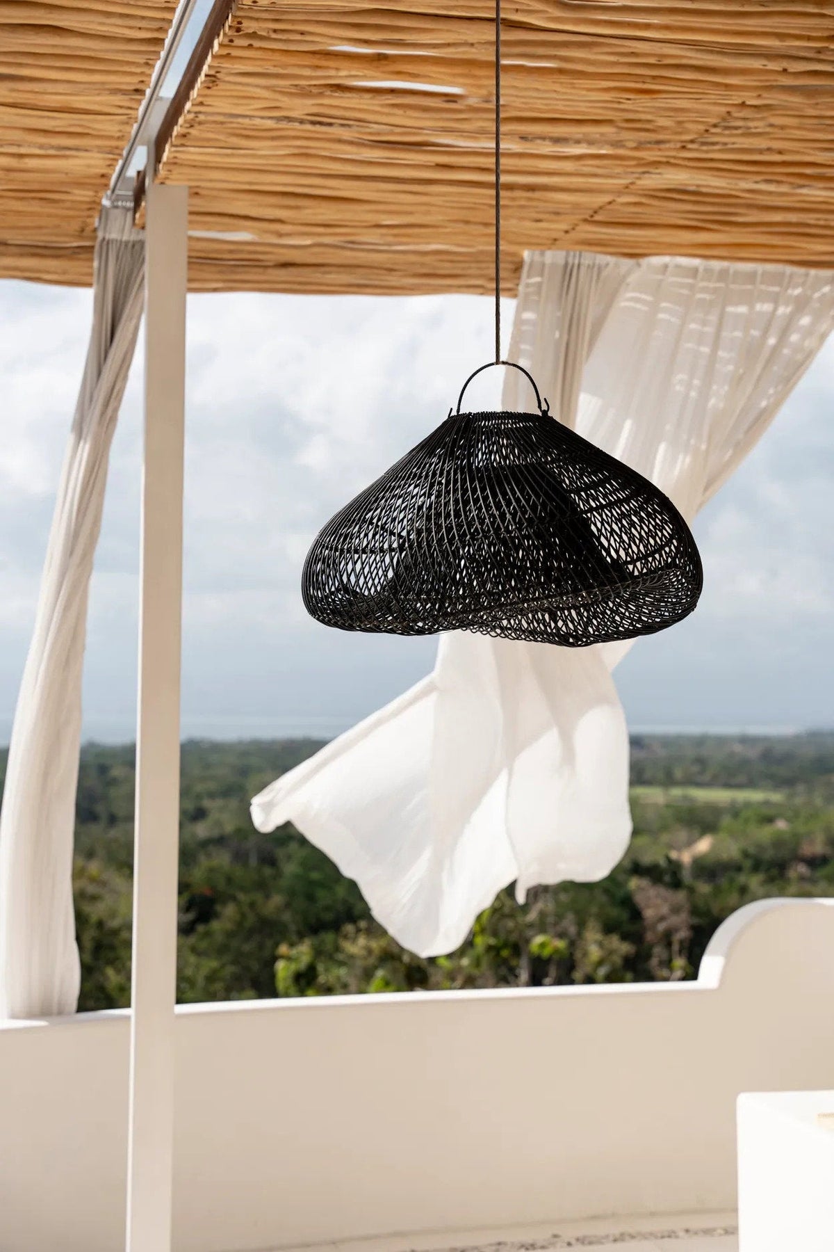 Suspension en rotin noir 60 cm forme nuage artisanale