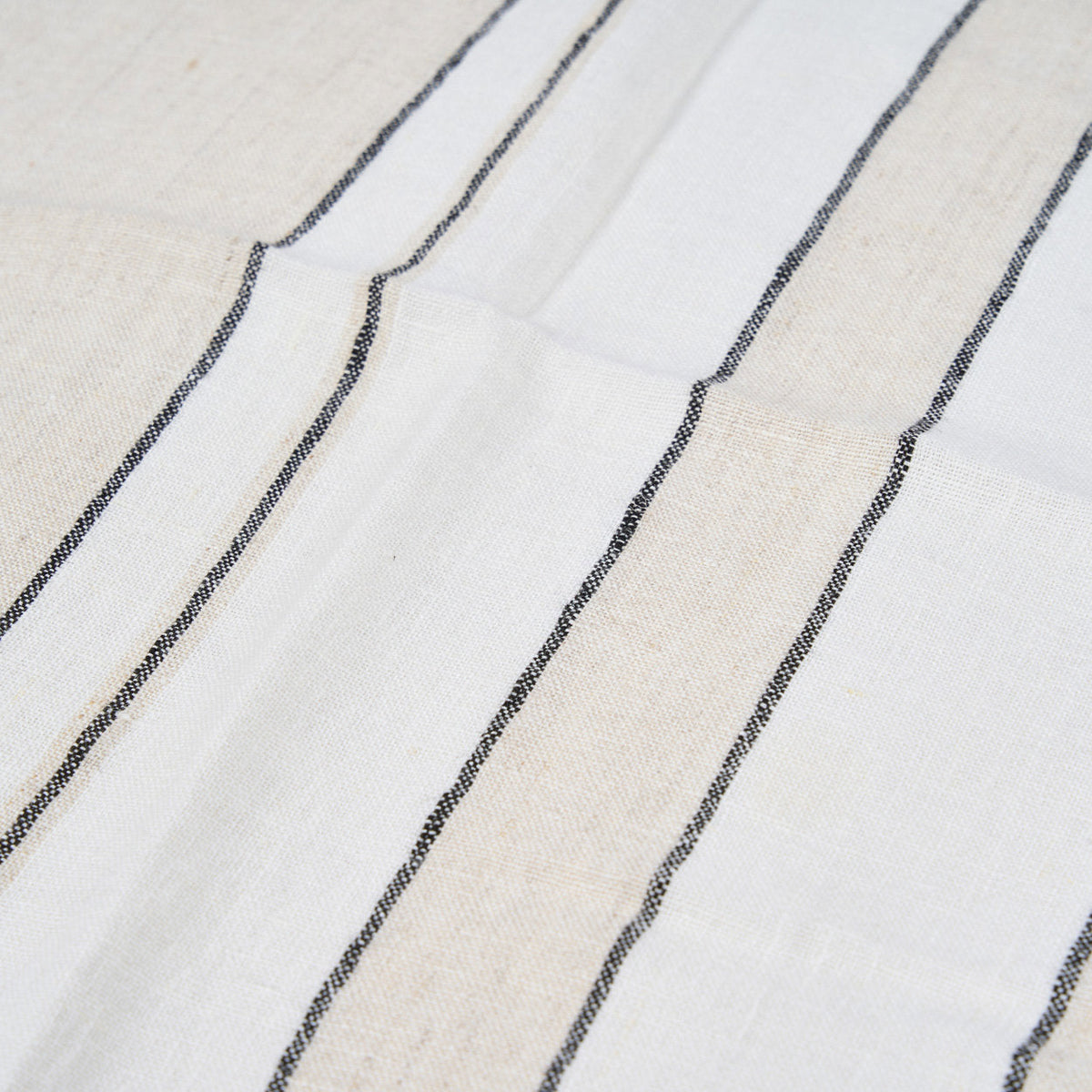 Serviette en lin rayée noir et écru pour table raffinée
