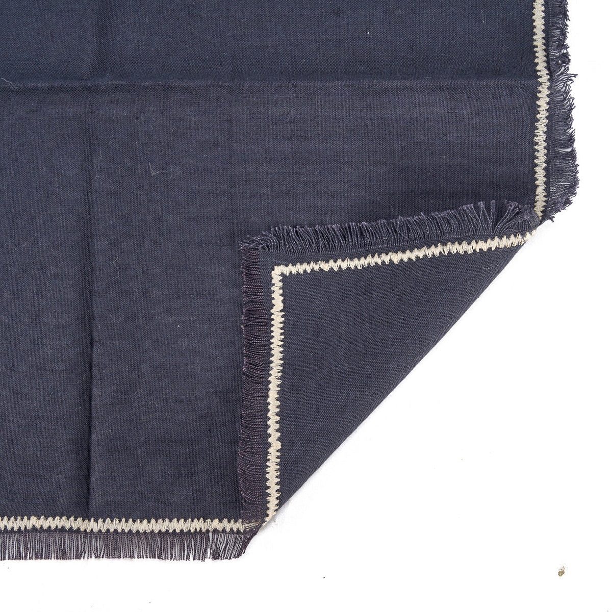 Serviette de table en lin noir naturel à franges et bordure écrue