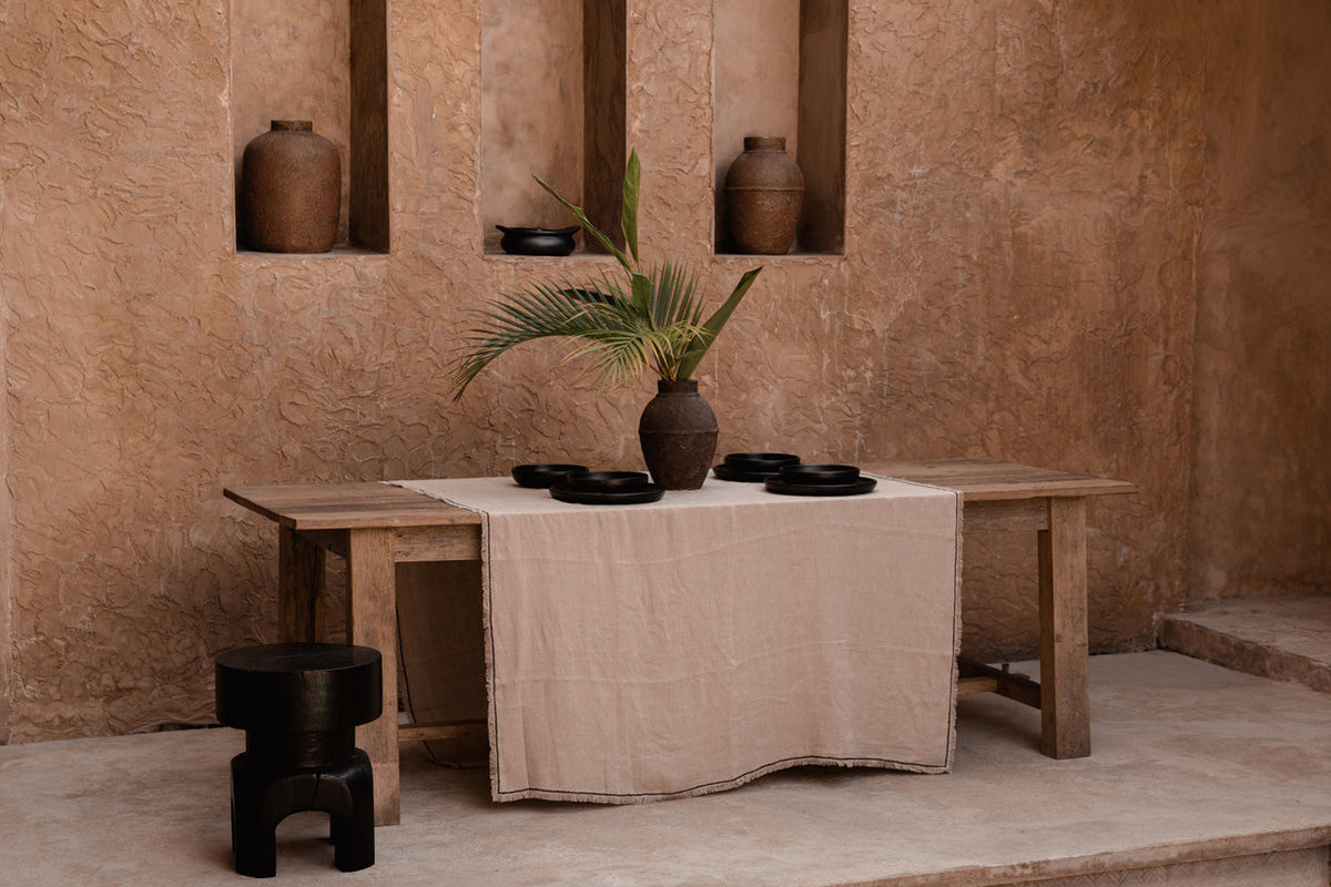 Nappe rectangulaire en lin écru bord noir frangé – 150x300 cm