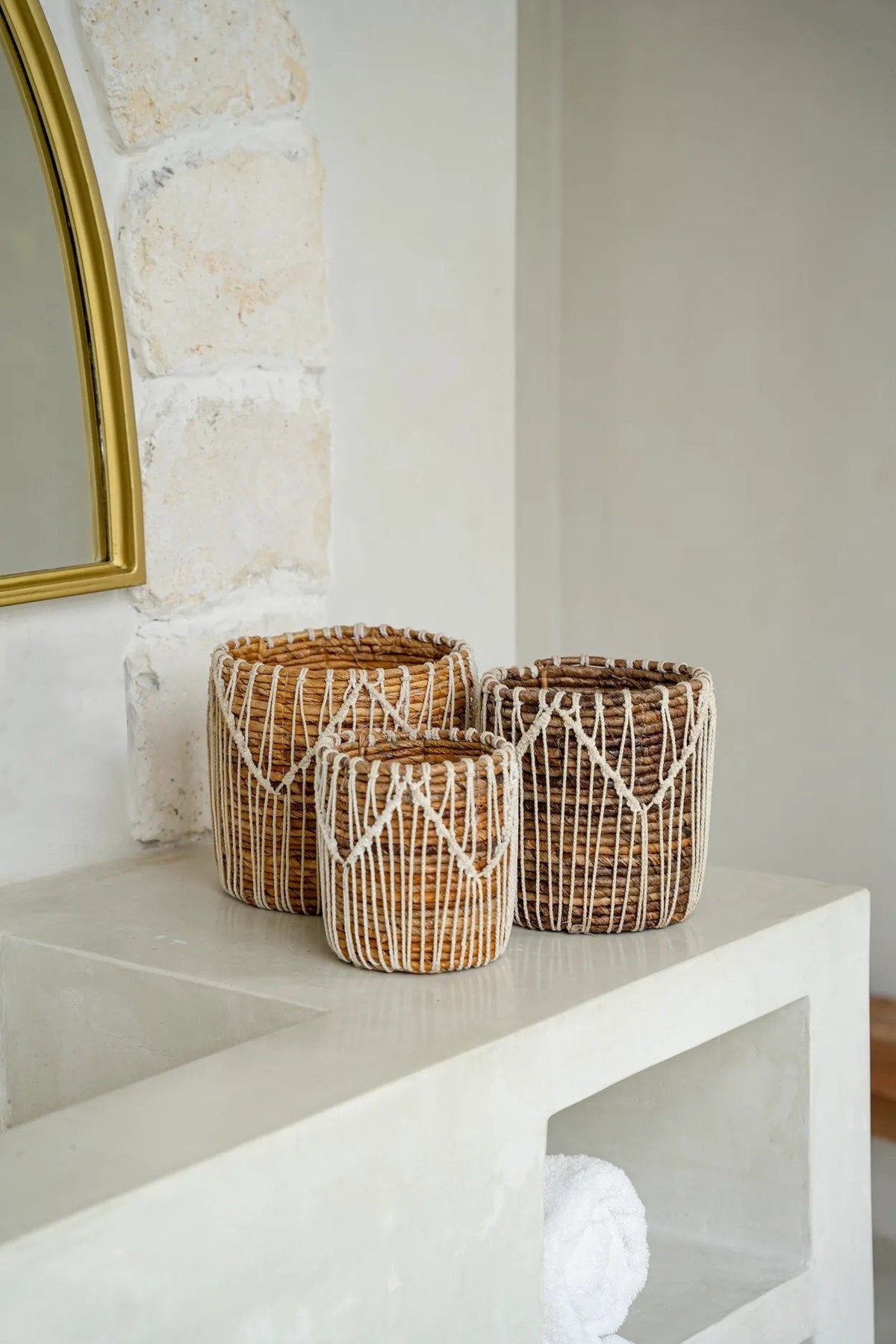 Panier cylindrique en macramé coton blanc et feuilles de bananier motif zigzag