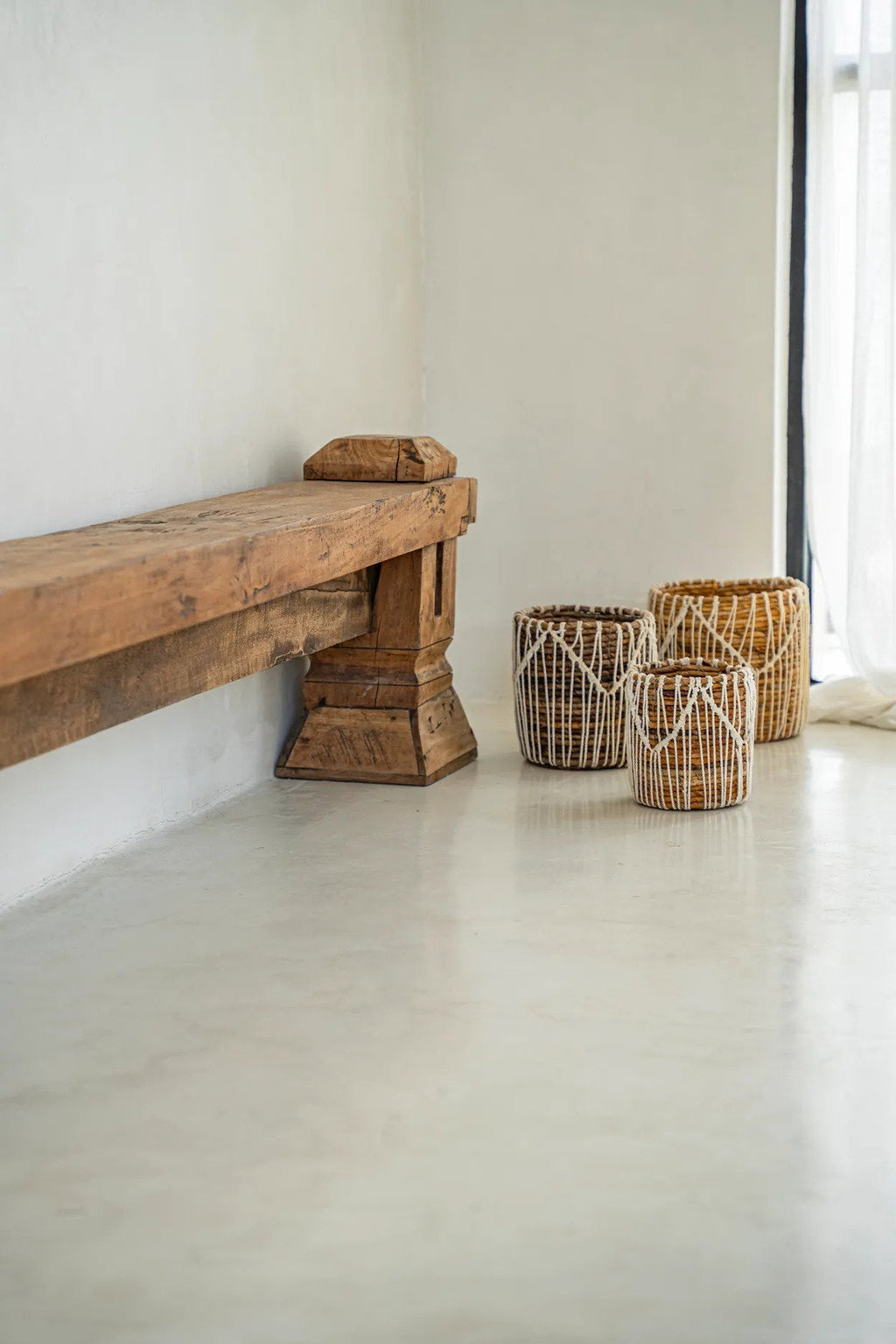 Panier cylindrique en macramé coton blanc et feuilles de bananier motif zigzag