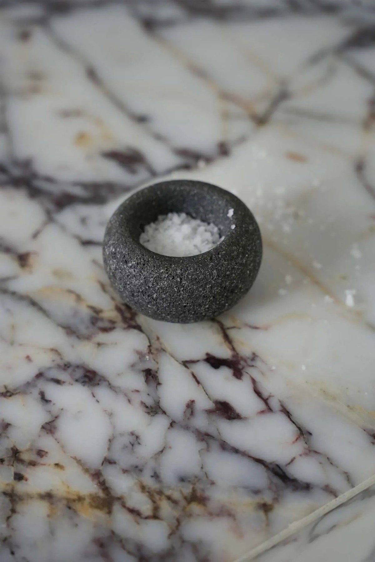 Bol à sel en pierre de lave gris granité forme galet