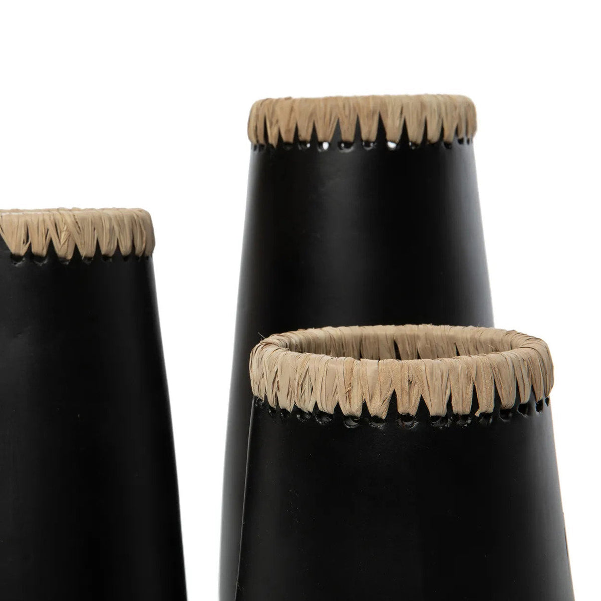 Vase décoratif en terre cuite et raphia noir 26 cm