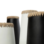 Vase décoratif en terre cuite et raphia noir 26 cm