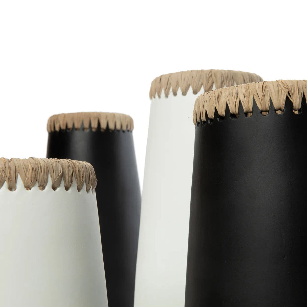 Vase en terracotta blanc naturel avec détail raphia 31 cm