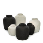 Vase en terre cuite noire surface texturée – H18 cm