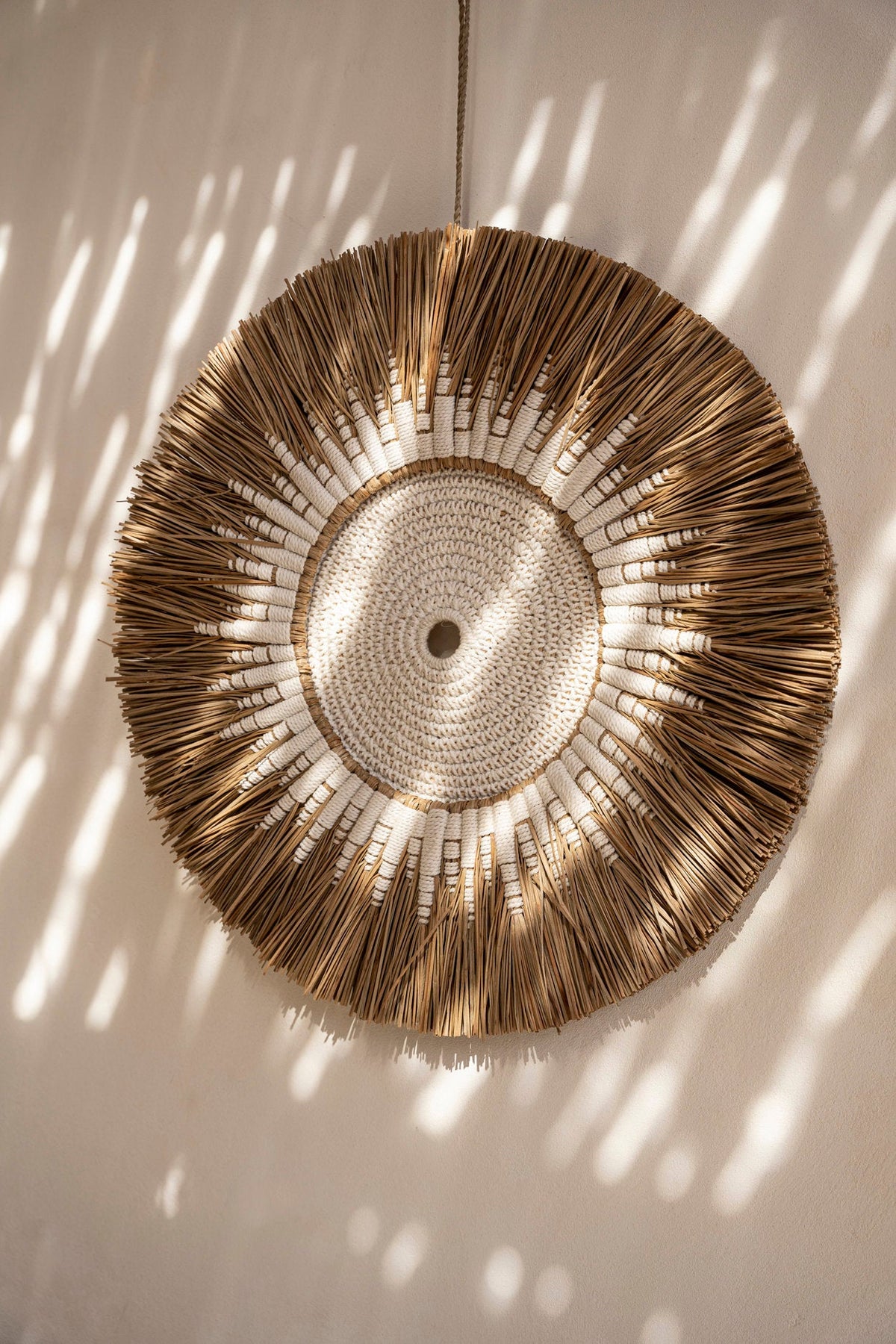 Runde Boho Wanddeko aus Raffia und Makramee Baumwolle Weiß