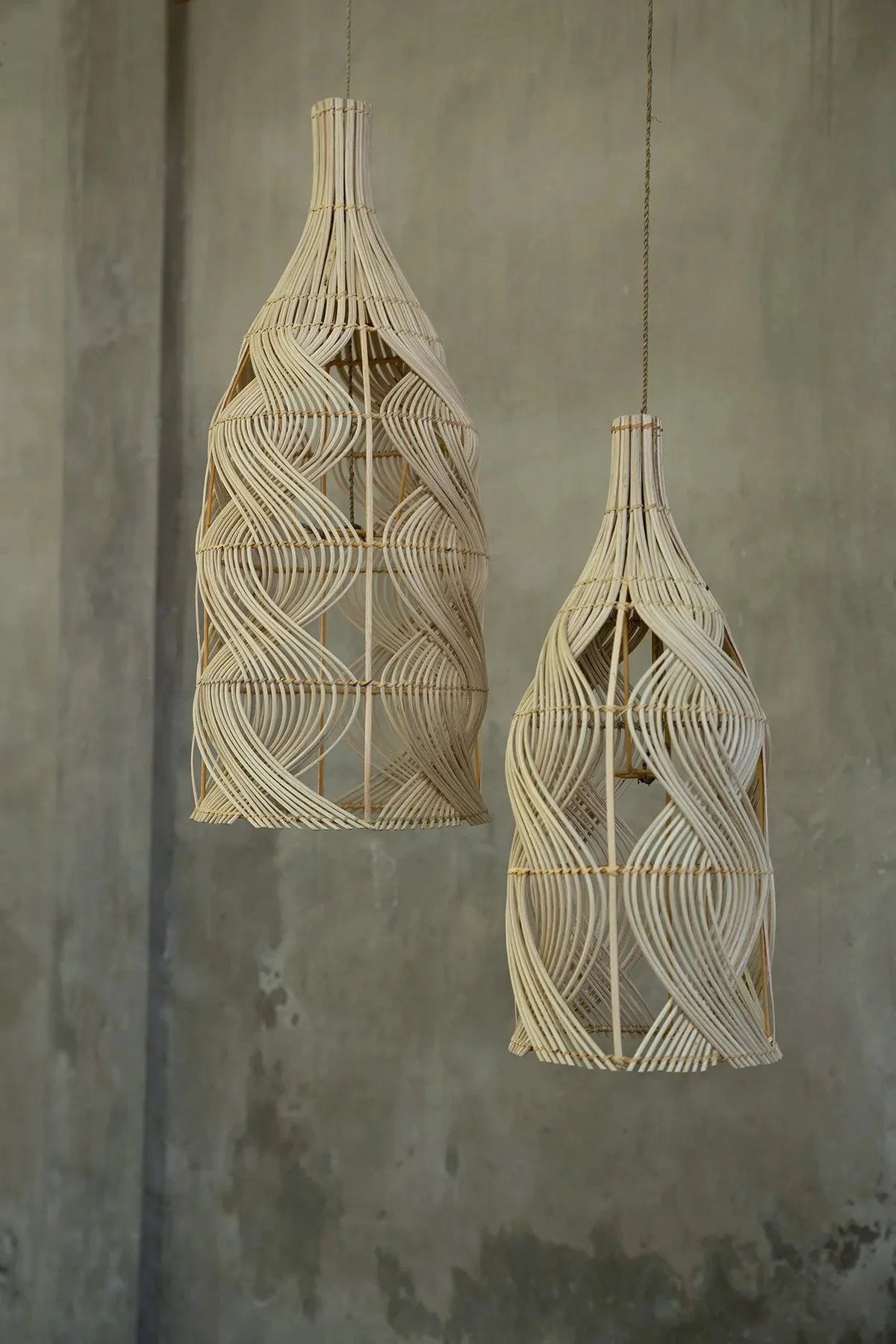 Suspension en rotin naturel forme bouteille ondulée – H55 cm
