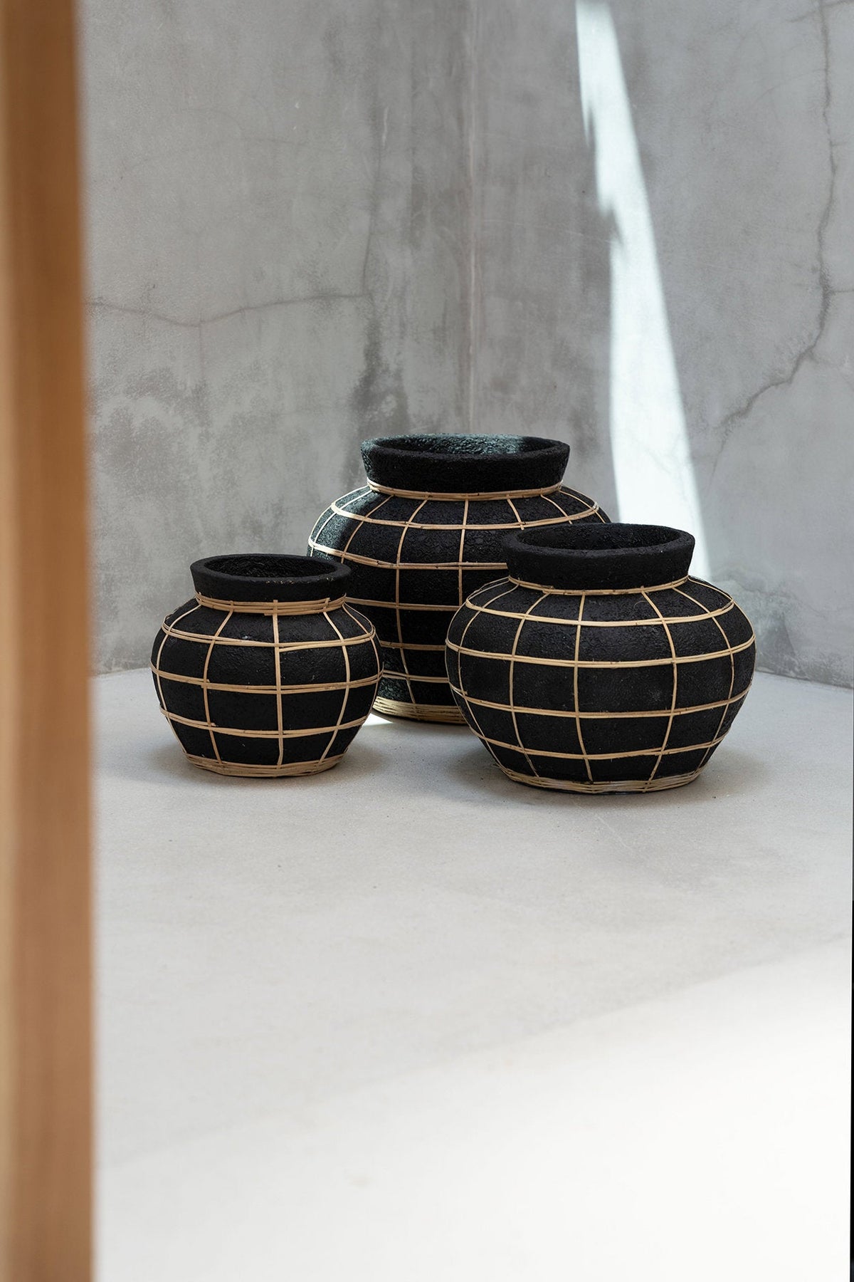 Vase rond en terre cuite et rotin noir naturel 33 cm