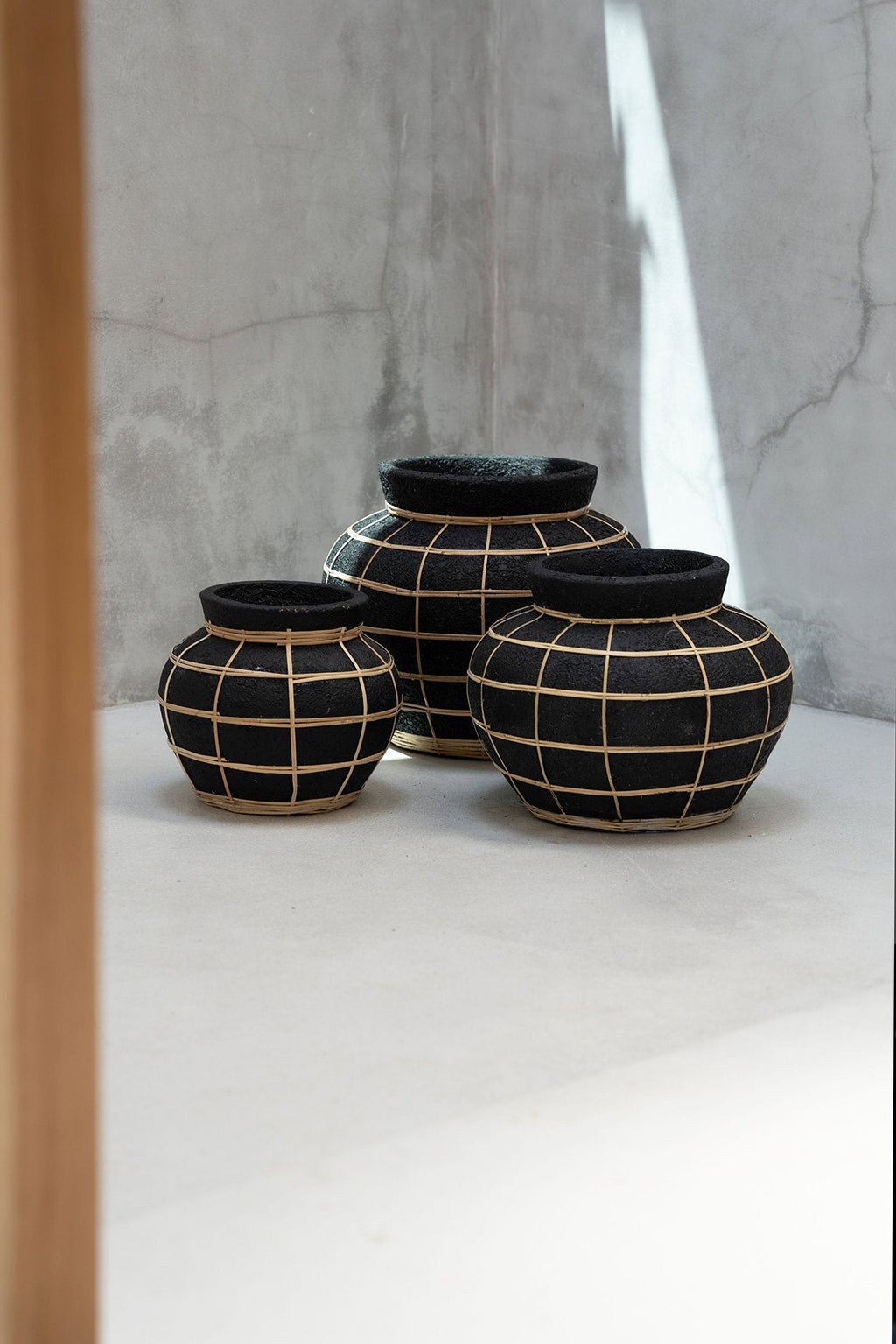 Vase rond noir en terre cuite détail en rotin – H23 cm