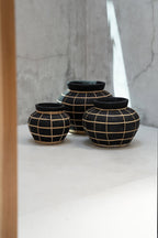 Vase rond noir en terre cuite détail en rotin – H23 cm