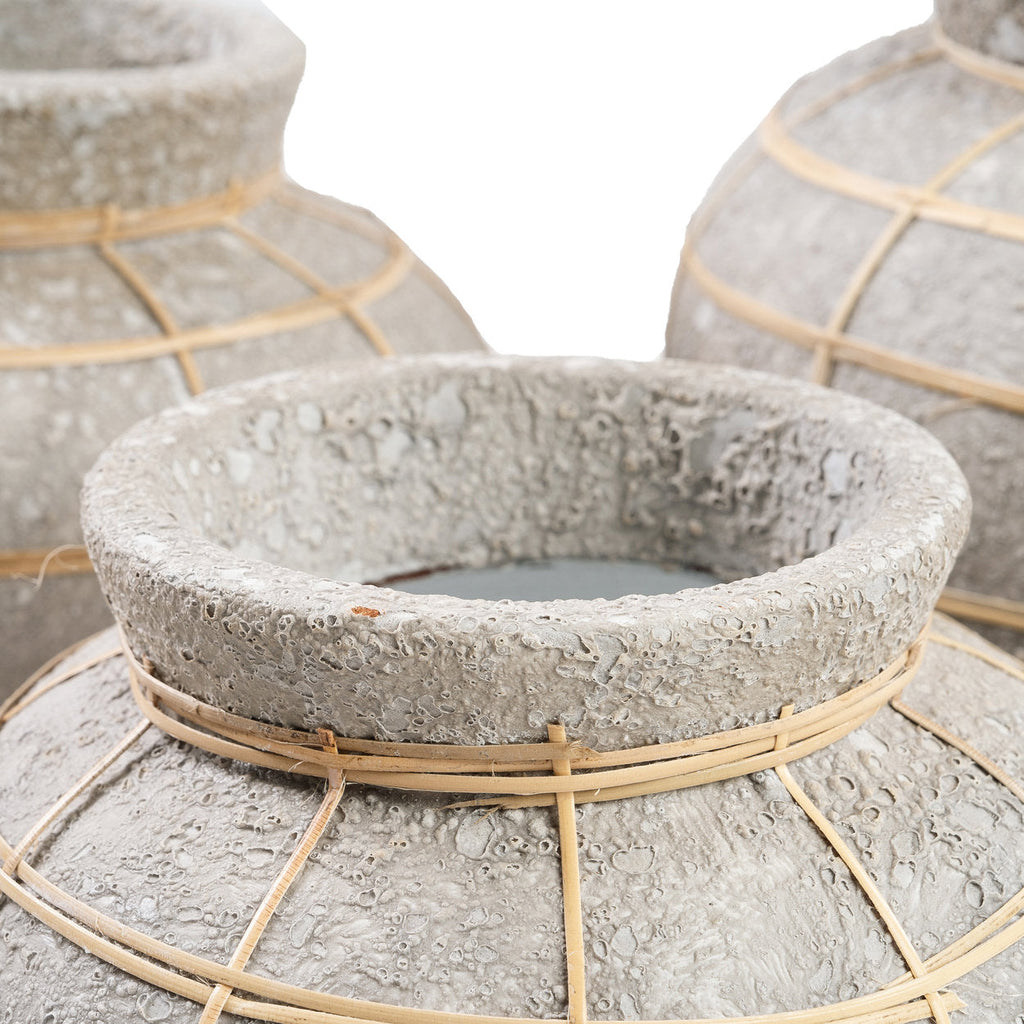 Vase en terre cuite gris beige détail rotin aspect béton brut – H23 cm