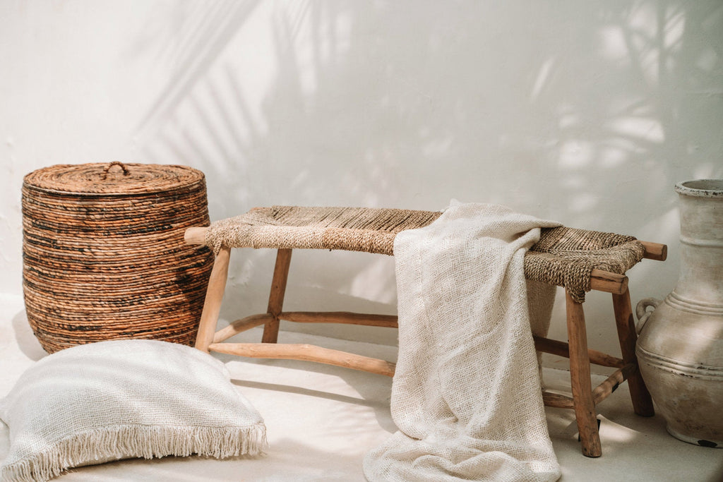 Banc en bois et fibre tressée naturel pour intérieur ou terrasse – 110x40 cm