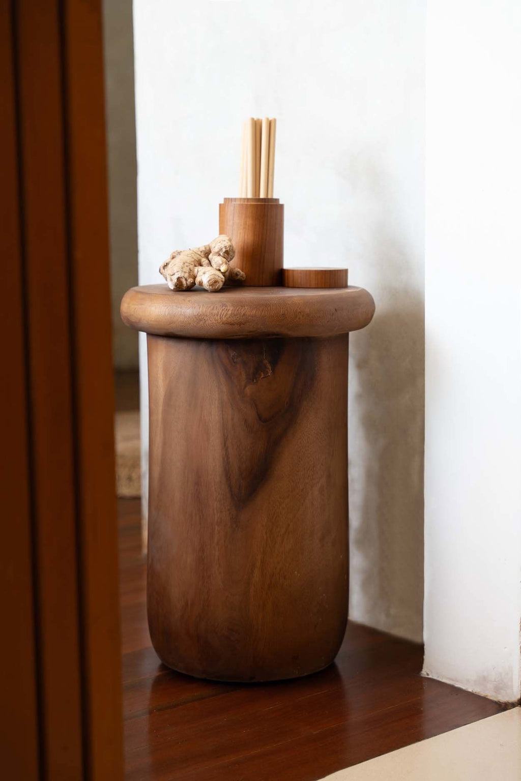 Zylindrischer Hocker aus Suar-Massivholz mit abgerundeter Kante – H45 cm