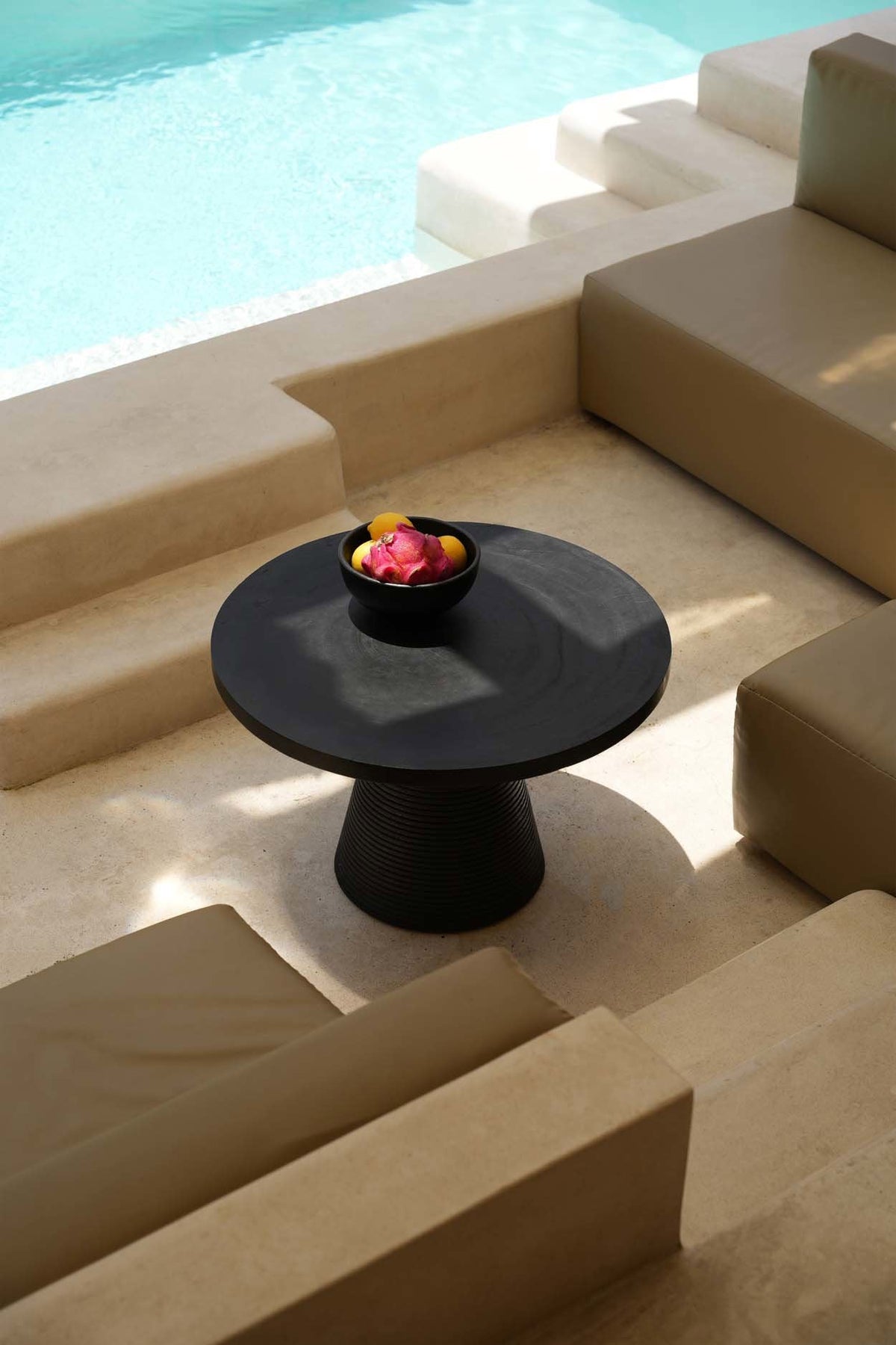 Table basse ronde en bois de suar noir avec base rainurée – Ø70 cm