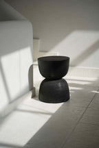 Zylindrischer Hocker aus Suar-Holz in Schwarz mit glatter Oberfläche – H45 cm