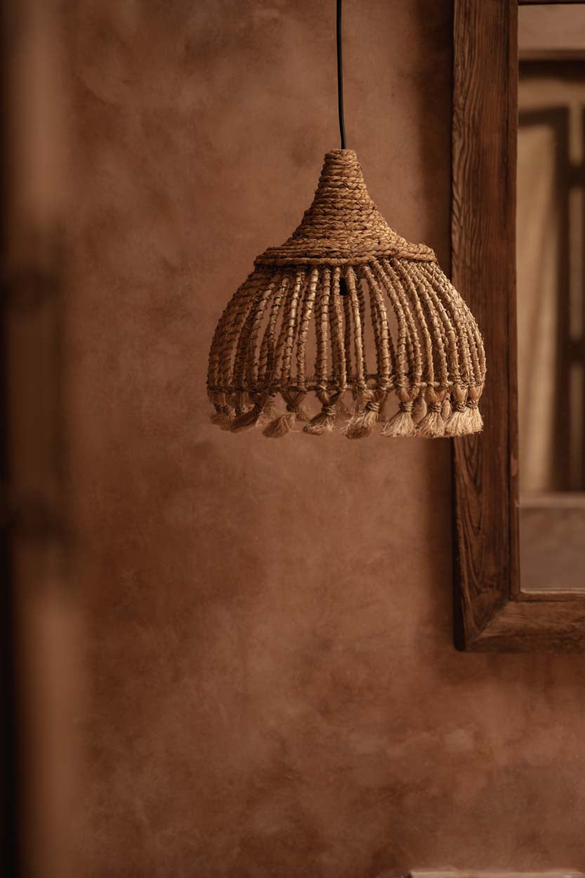 Suspension conique en abaca tressé – Pompons naturels – Ø30 cm