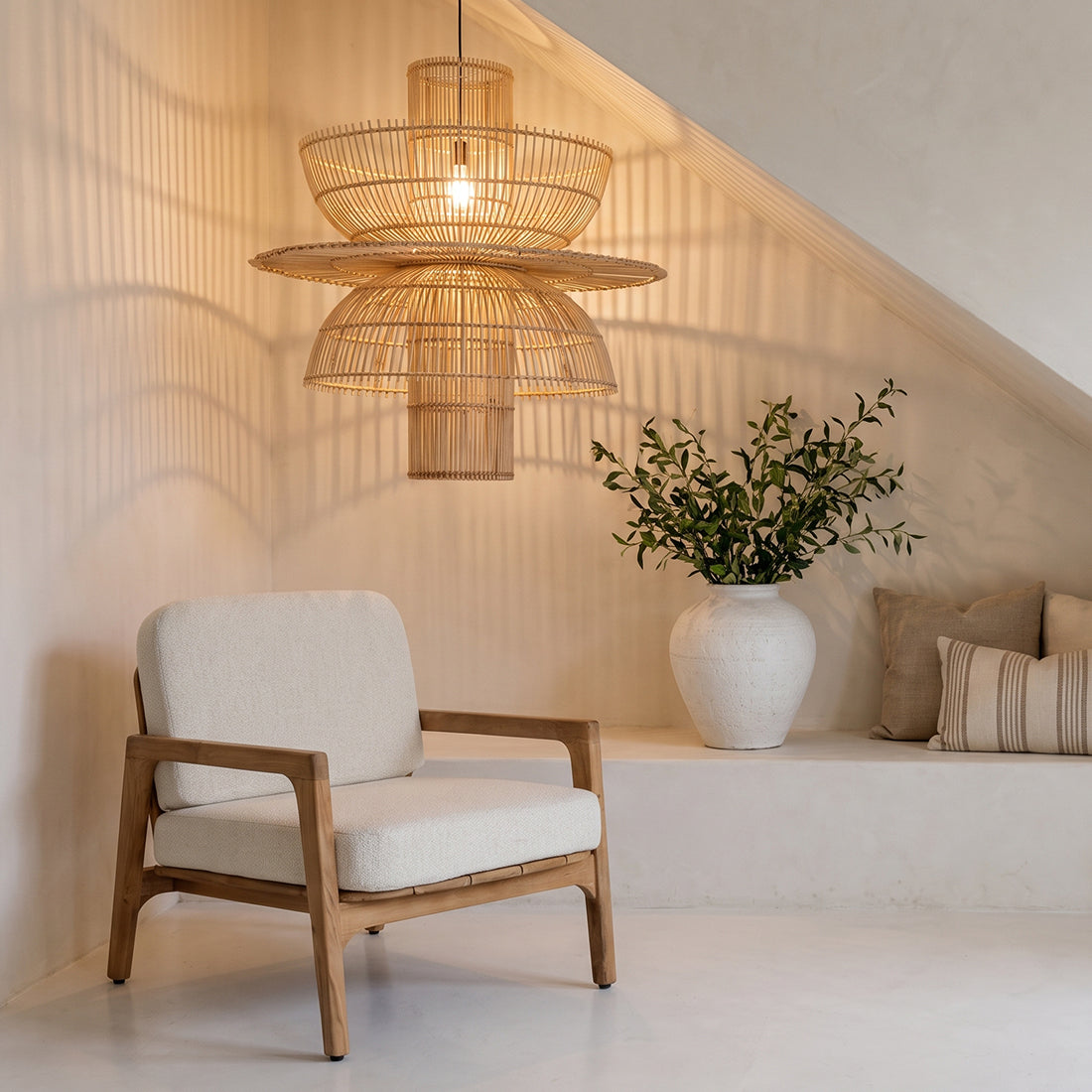 Suspension en rotin naturel forme fleur ajourée – Ø65 cm