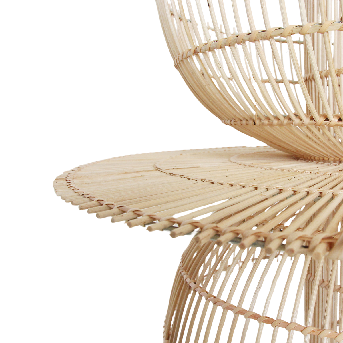 Suspension en rotin naturel forme fleur ajourée – Ø65 cm