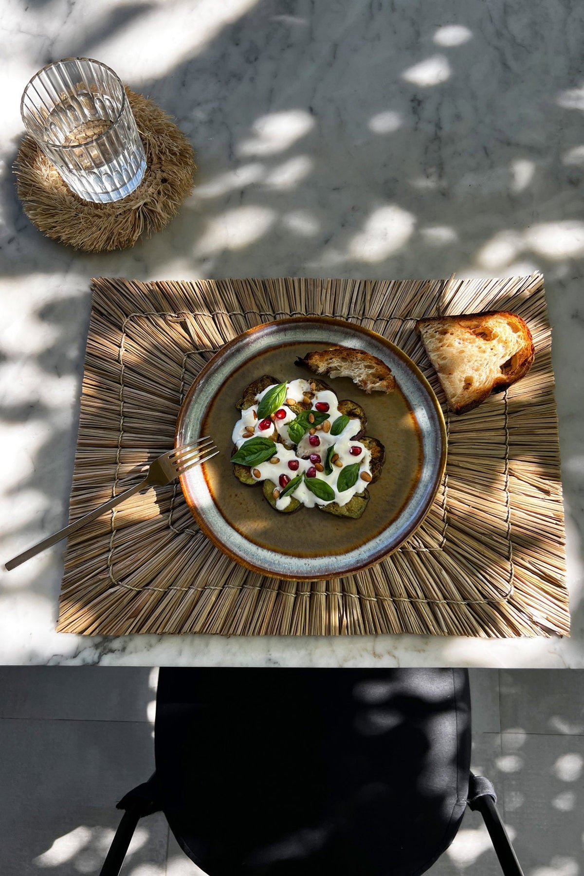 Assiette en grès émaillé dégradé brun et gris moucheté artisanale
