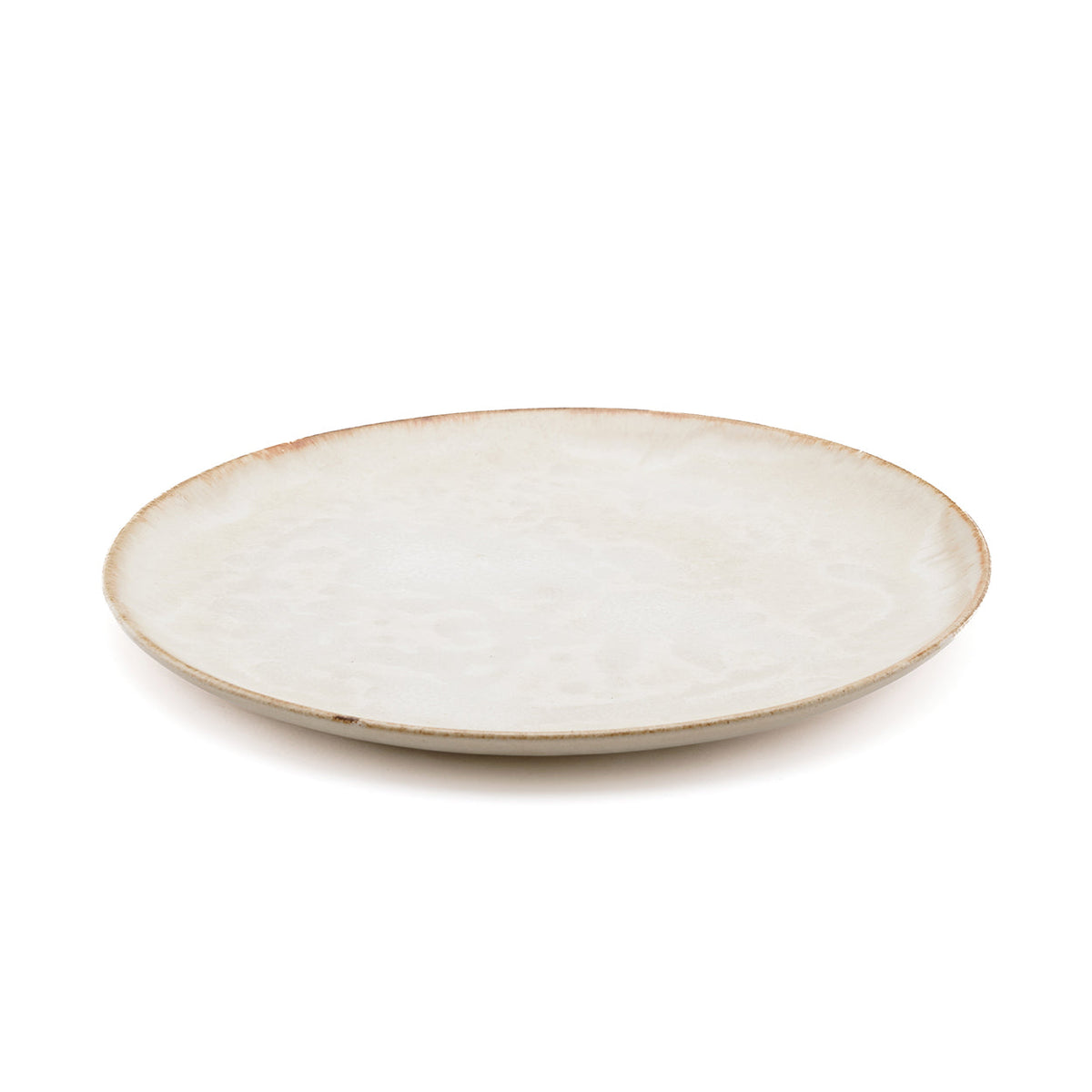 Assiette plate en grès ivoire moucheté bord brun artisanal
