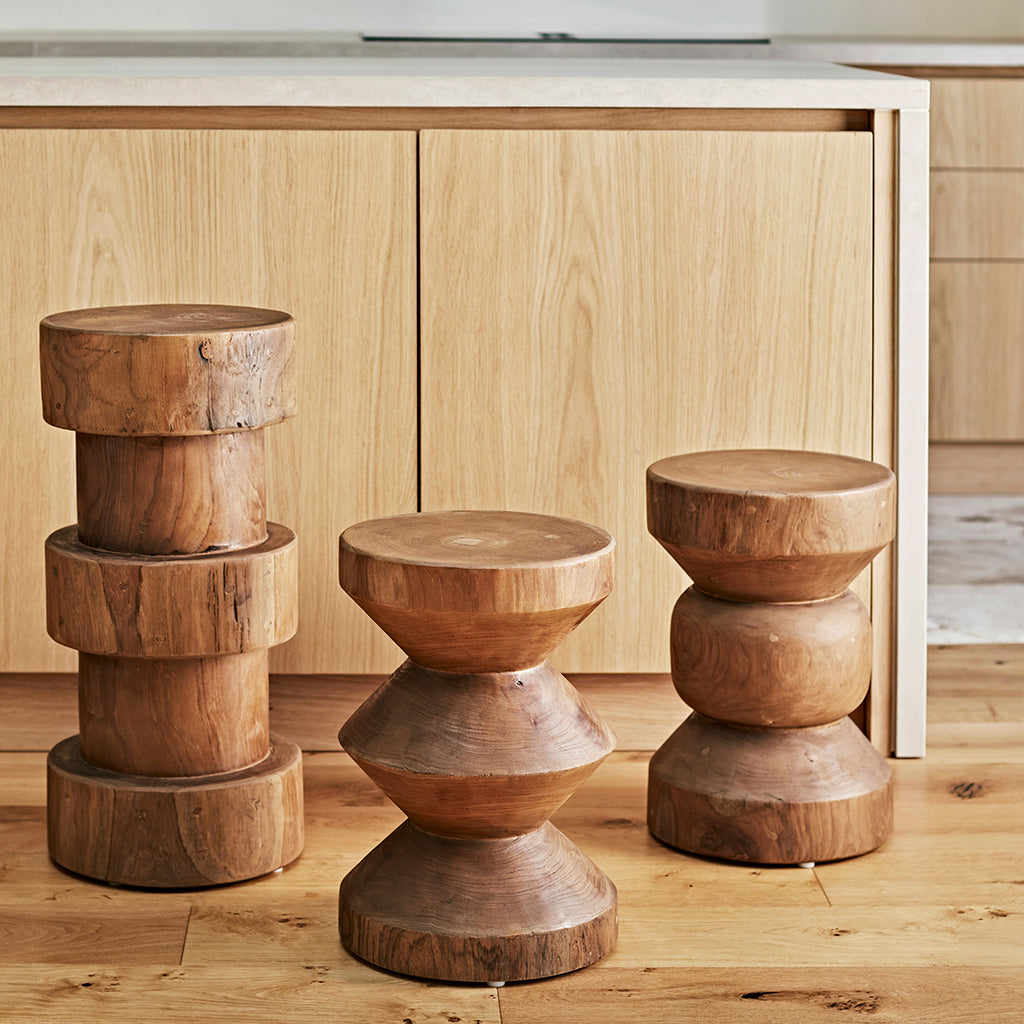 Tabouret en teck massif forme totem finition bois naturel – H45 cm